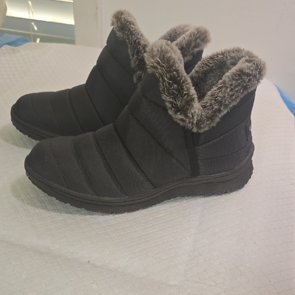 Minnetonka Black Faux Fur Winter Boots